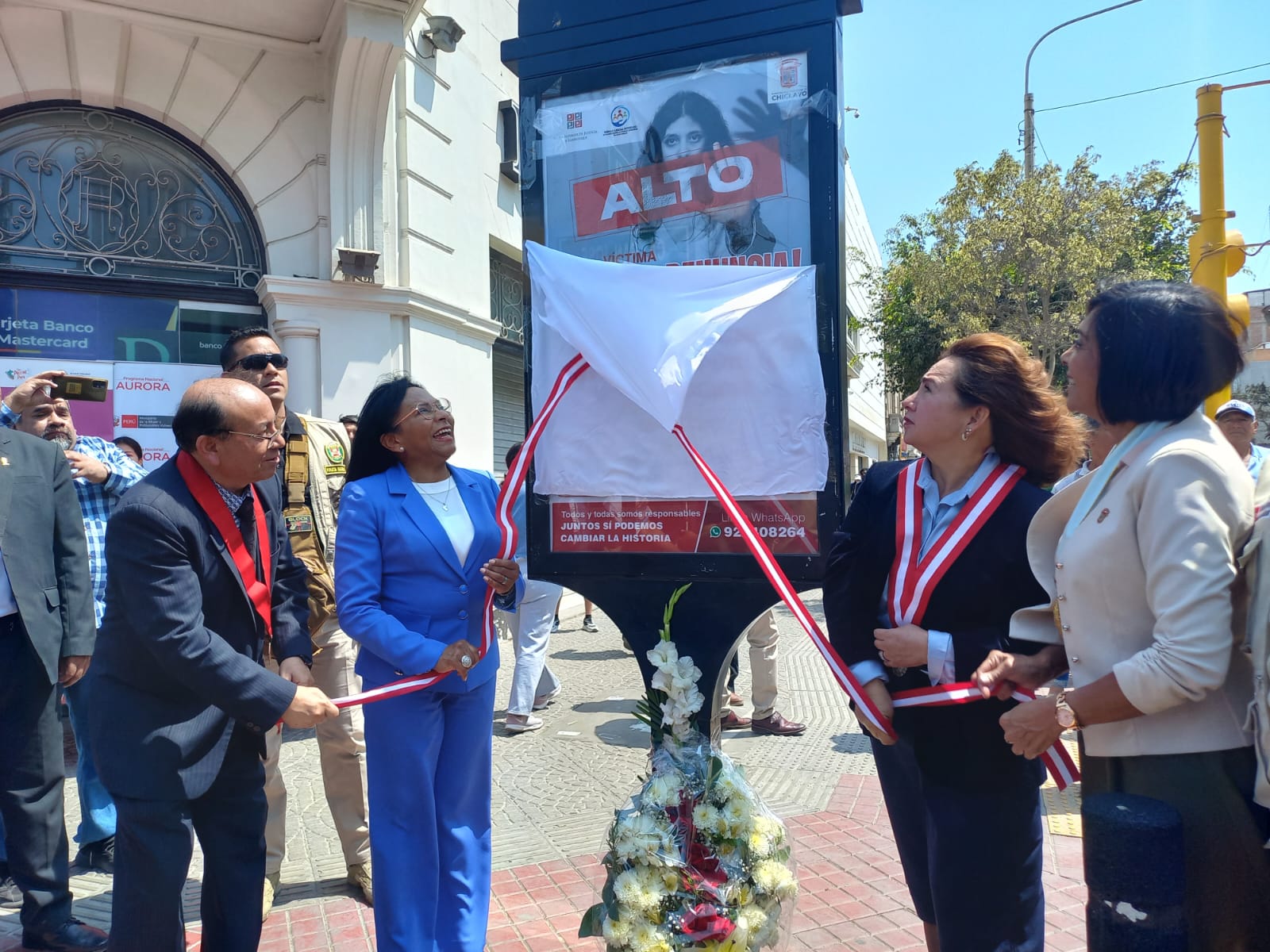 develando la paleta de publicidad de la campaña de prevención contra la violencia de las mujeres