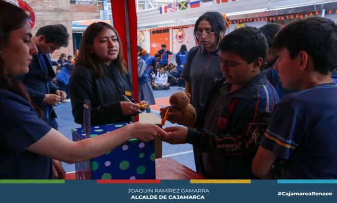 🌟 La Municipalidad Provincial de Cajamarca, a través de la Gerencia de Desarrollo Social, conmemoró el Día Mundial para la Prevención del Suicidio. Con este motivo, la Subgerencia de Salud del Centro Médico Municipal llevó a cabo una campaña de sensibilización dirigida a estudiantes de nivel secundario de la Institución Educativa Privada Lord Kelvin.
💫 Durante esta actividad, los alumnos participaron de manera activa, expresando sus sentimientos y preocupaciones de forma anónima. Este ejercicio les permitió compartir sus experiencias y dificultades personales en un entorno seguro.
✨ Estas acciones son fundamentales para identificar problemas emocionales entre los jóvenes, y los casos detectados serán derivados al área de psicología del Centro Médico Municipal, donde recibirán atención gratuita.
