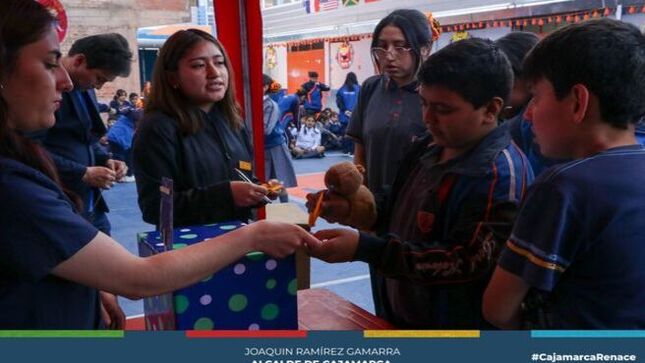 🌟 La Municipalidad Provincial de Cajamarca, a través de la Gerencia de Desarrollo Social, conmemoró el Día Mundial para la Prevención del Suicidio. Con este motivo, la Subgerencia de Salud del Centro Médico Municipal llevó a cabo una campaña de sensibilización dirigida a estudiantes de nivel secundario de la Institución Educativa Privada Lord Kelvin.
💫 Durante esta actividad, los alumnos participaron de manera activa, expresando sus sentimientos y preocupaciones de forma anónima. Este ejercicio les permitió compartir sus experiencias y dificultades personales en un entorno seguro.
✨ Estas acciones son fundamentales para identificar problemas emocionales entre los jóvenes, y los casos detectados serán derivados al área de psicología del Centro Médico Municipal, donde recibirán atención gratuita.