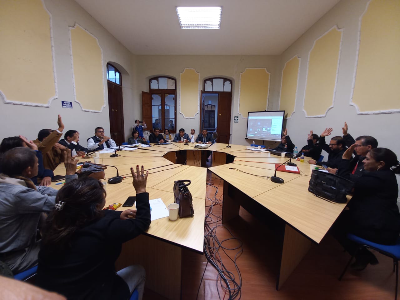 votación de concejo municipal aprobando dos convenios