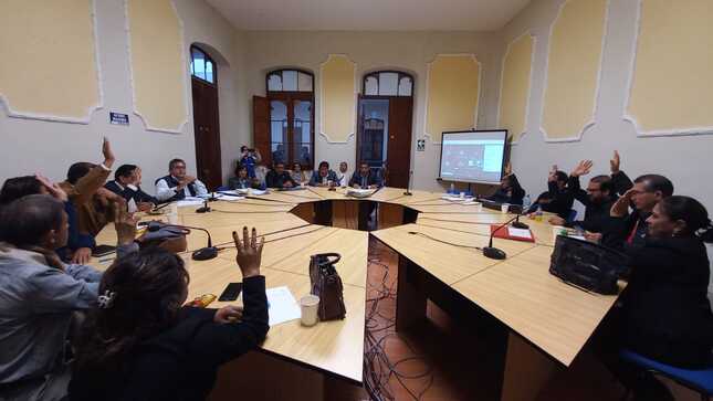 votación de concejo municipal aprobando dos convenios