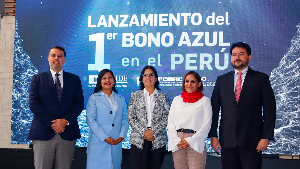 imagen de funcionarios de cofide en evento de presentación del bono azul