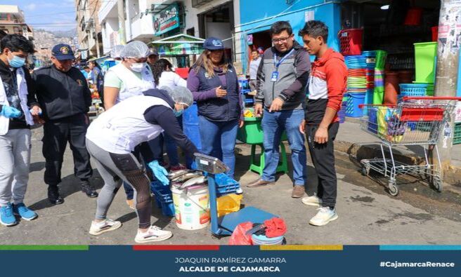 πͺ La Municipalidad Provincial de Cajamarca, a travΓ©s de la Gerencia de Desarrollo EconΓ³mico, ha puesto en marcha una campaΓ±a de sensibilizaciΓ³n dirigida a los comerciantes informales de pescado que operan en el Jr. 11 de febrero, Jr. Bambamarca y Jr. Contamana.
π El objetivo de esta iniciativa es mejorar las prΓ‘cticas comerciales y asegurar la salubridad de los productos ofrecidos. Como parte de la campaΓ±a, se ha invitado a los comerciantes a trasladar sus actividades al FrigorΓfico Municipal, un establecimiento que cumple con todos los requisitos sanitarios necesarios para garantizar la calidad tanto en el servicio como en los productos.
π± Con esta acciΓ³n, la Municipalidad busca promover un comercio mΓ‘s seguro y ordenado, beneficiando tanto a los vendedores como a los consumidores.