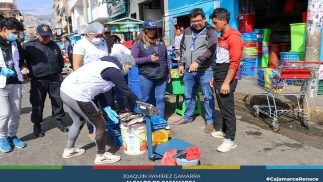 🏪 La Municipalidad Provincial de Cajamarca, a través de la Gerencia de Desarrollo Económico, ha puesto en marcha una campaña de sensibilización dirigida a los comerciantes informales de pescado que operan en el Jr. 11 de febrero, Jr. Bambamarca y Jr. Contamana.
🔍 El objetivo de esta iniciativa es mejorar las prácticas comerciales y asegurar la salubridad de los productos ofrecidos. Como parte de la campaña, se ha invitado a los comerciantes a trasladar sus actividades al Frigorífico Municipal, un establecimiento que cumple con todos los requisitos sanitarios necesarios para garantizar la calidad tanto en el servicio como en los productos.
🌱 Con esta acción, la Municipalidad busca promover un comercio más seguro y ordenado, beneficiando tanto a los vendedores como a los consumidores.