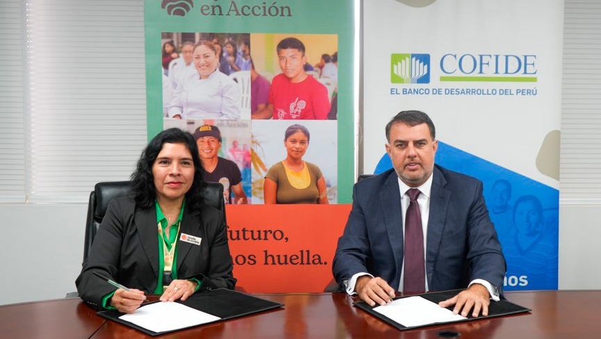 Imagen de firma de convenio entre cofide y ayuda en accion