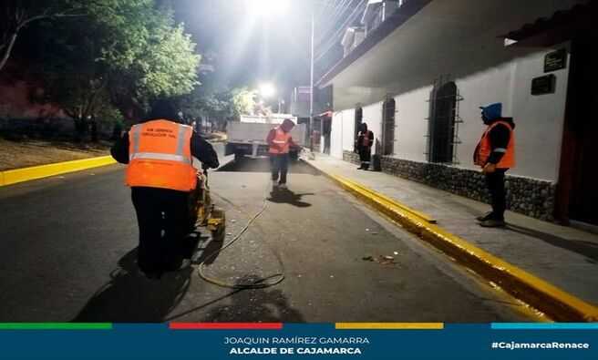 La Municipalidad Provincial de Cajamarca, a travΓ©s de la Gerencia de Transporte y Seguridad Vial, ha realizado trabajos de seΓ±alizaciΓ³n en las zonas aledaΓ±as a los centros educativos.
π¨βπ Estos trabajos tienen como objetivo ofrecer una mayor seguridad a los estudiantes de la InstituciΓ³n Educativa San Marcelino Champagnat y de la InstituciΓ³n Educativa 104 AplicaciΓ³n, quienes ahora podrΓ‘n llegar a sus centros de estudios con mayor tranquilidad.
π¦ Estas acciones, ejecutadas por la Subgerencia de InspecciΓ³n y Seguridad Vial, se llevaron a cabo en la cuadra 2 del JirΓ³n Progreso, con el propΓ³sito de reducir los accidentes de trΓ‘nsito y brindar seguridad a los padres de familia que acompaΓ±an a sus hijos a estas instituciones educativas.