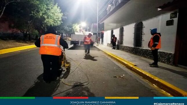 La Municipalidad Provincial de Cajamarca, a través de la Gerencia de Transporte y Seguridad Vial, ha realizado trabajos de señalización en las zonas aledañas a los centros educativos.
👨‍🎓 Estos trabajos tienen como objetivo ofrecer una mayor seguridad a los estudiantes de la Institución Educativa San Marcelino Champagnat y de la Institución Educativa 104 Aplicación, quienes ahora podrán llegar a sus centros de estudios con mayor tranquilidad.
🚦 Estas acciones, ejecutadas por la Subgerencia de Inspección y Seguridad Vial, se llevaron a cabo en la cuadra 2 del Jirón Progreso, con el propósito de reducir los accidentes de tránsito y brindar seguridad a los padres de familia que acompañan a sus hijos a estas instituciones educativas.