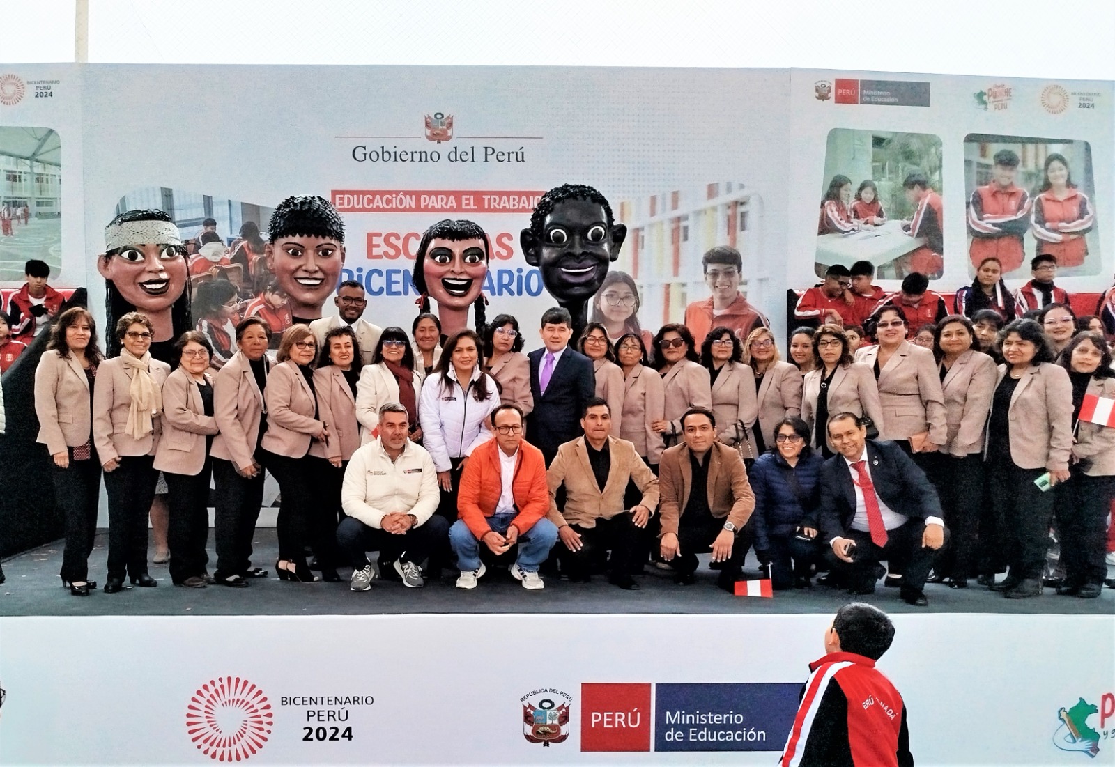Autoridades, Directora y su plana docente  en foto general