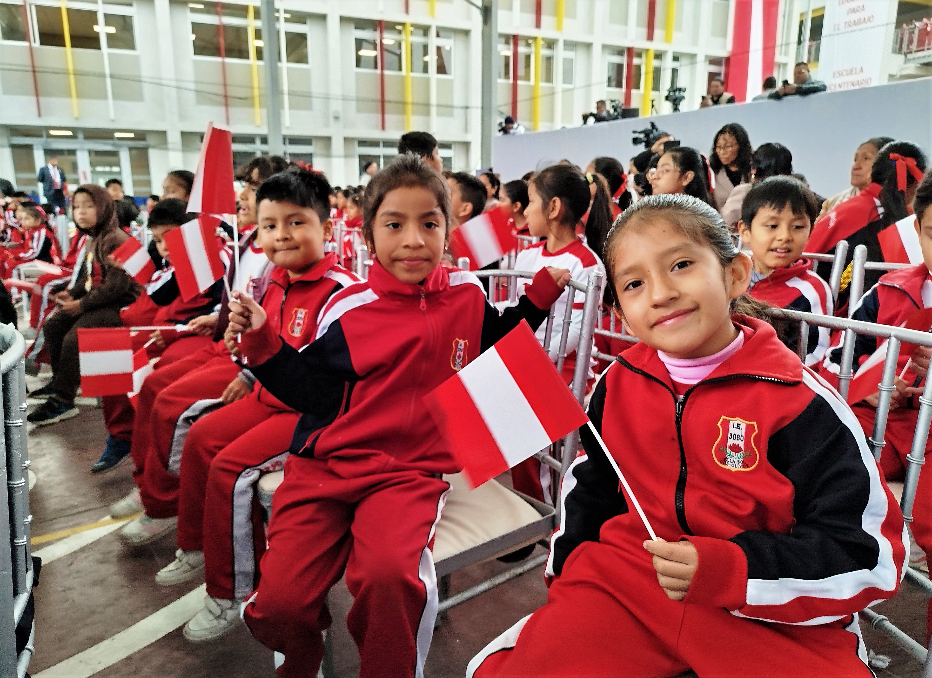 niños de primaria con su bandera del Perú
