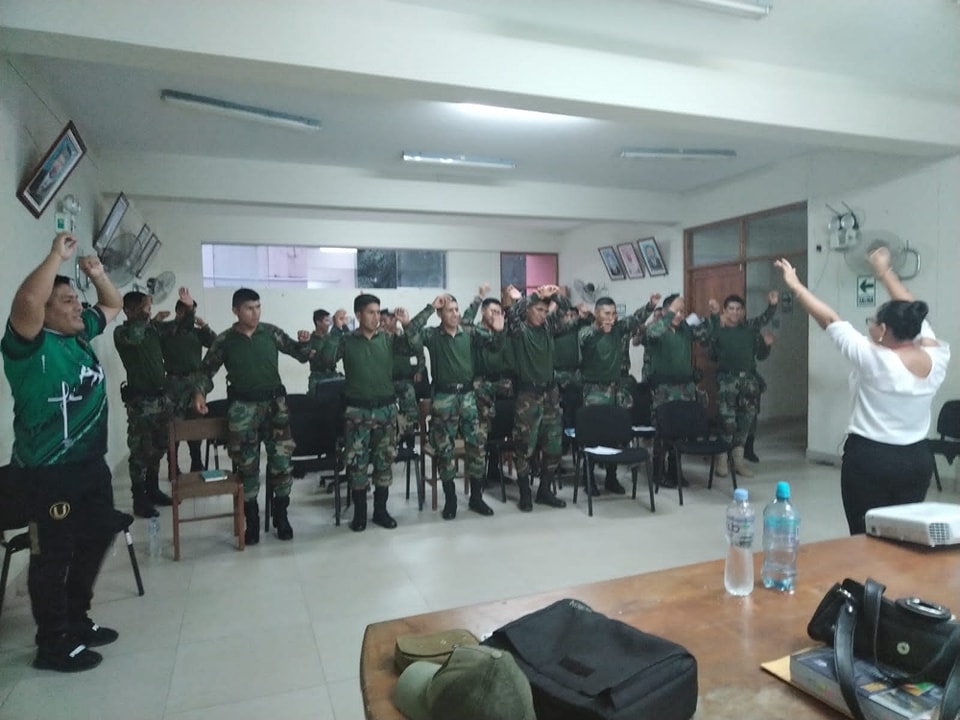 Jueza de la Sede Judicial de Echarati brindó capacitación a efectivos policiales en Kiteni sobre actuación ante denuncias de violencia