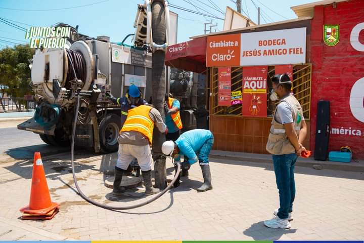 Foto Realizan mantenimiento a buzones del alcantarillado en Cancas