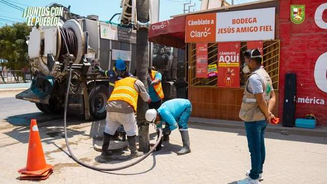 Foto Realizan mantenimiento a buzones del alcantarillado en Cancas 
