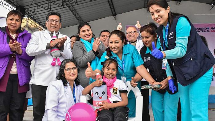 director regional de salud del Callao, junto a la brigada de vacunación 
