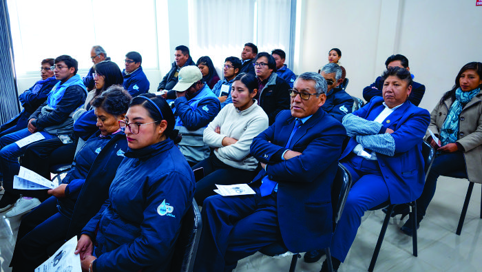 Trabajares administrativos y empleados de Emsapuno S.A. participaron en una jornada de capacitación denominado “Mi salud, mi vida”