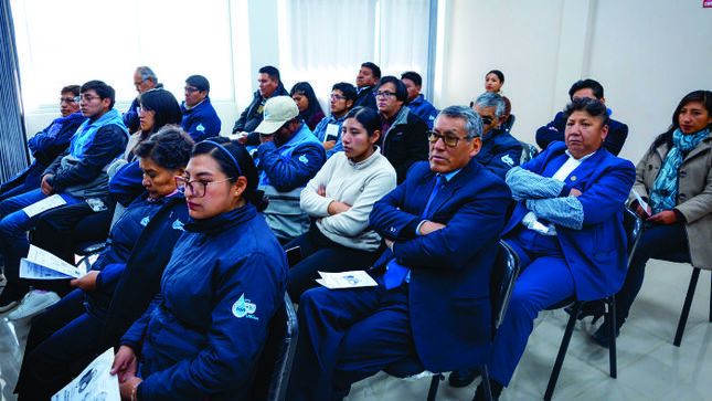 Trabajares administrativos y empleados de Emsapuno S.A. participaron en una jornada de capacitación denominado “Mi salud, mi vida”
