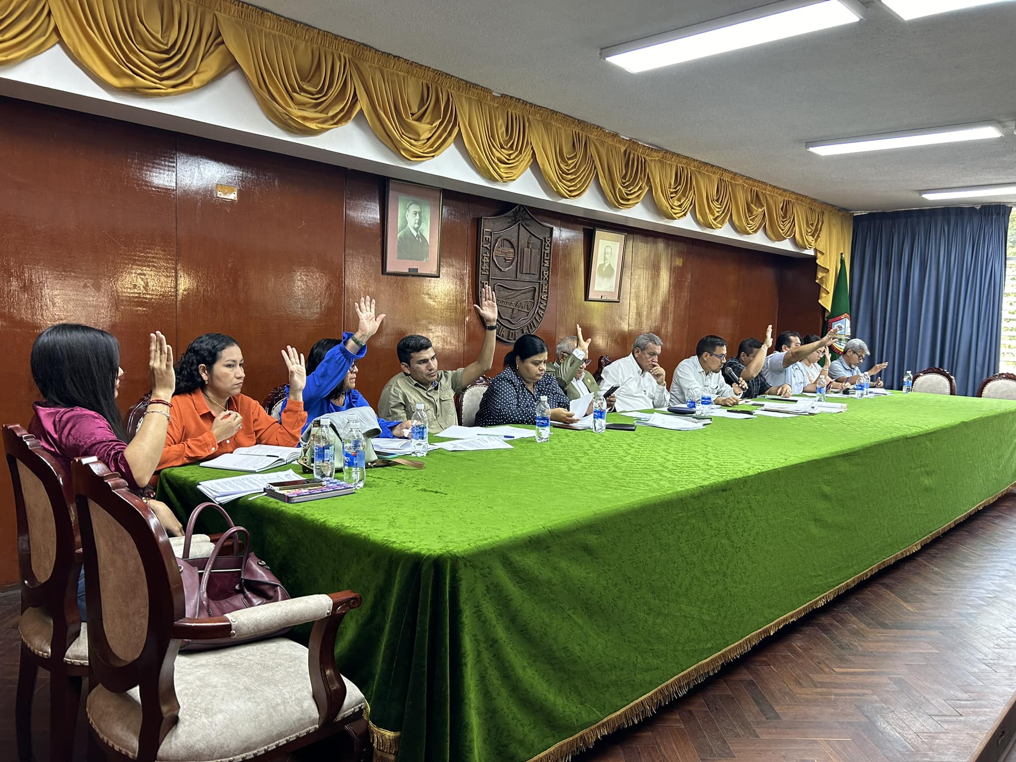 En sesión ordinaria N° 16, el Concejo Municipal de Sullana, presidida por el Ing. Marlem Mogollón Meca, los regidores aprobaron solicitar a la empresa ENOSA que realice mejoras urgentes en el sistema de alumbrado público en diversos sectores de la ciudad; con la finalidad de contribuir a contrarrestar hechos delictivos.
El regidor Segundo Gallo fue quien presentó el pedido y expresó su preocupación ante el creciente número de denuncias ciudadanas sobre la deficiente iluminación en diversas zonas de Sullana, lo cual ha generado un clima de inseguridad y el incremento de actos delictivos. Según el regidor Gallo, la falta de alumbrado adecuado se ha convertido en un factor determinante en el aumento de asaltos y otros delitos.
Asimismo, los concejales indicaron que los usuarios pagan mensualmente con concepto de alumbrado público; por lo tanto, la empresa encargada del servicio de energía eléctrica debe cumplir cabalmente.
Ante esta situación, el concejo municipal ha decidido tomar cartas en el asunto y cursará un documento formal dirigido a ENOSA en el que se detalle una lista de calles y zonas consideradas de alta peligrosidad, las cuales requieren una atención prioritaria en materia de iluminación.