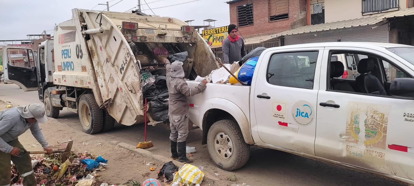 Personal municipal sigue realizando acciones de recolección de residuos en diversos sectores de Sullana.
Se exhorta a los vecinos a no arrojar basura en la vía pública y sacar sus residuos en el horario establecido, según la zona.