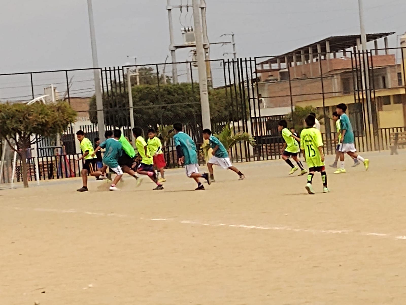 La Municipalidad Provincial de Sullana llevó a cabo el Campeonato de Fútbol en el Polideportivo 9 de Octubre "Mario Yaksetig Guzmán", donde participaron las categorías Sub 12, Sub 15 y Sub 17. Esta iniciativa es parte de la gestión municipal bajo el liderazgo del Ing. Marlem Mogollón Meca, a través de la Sugerencia de Educación, Cultura, Deporte, Recreación y Juventudes.
El profesor Carlos Clendenes Purizaca, coordinador del área, destacó el compromiso hacia el desarrollo de los niños y adolescentes de la provincia. "Estamos enfocados en promover una mente sana en un cuerpo sano y continuaremos trabajando para ofrecer más oportunidades deportivas", afirmó Clendenes.
Por su parte, los padres de familia expresaron su agradecimiento por el apoyo en estas actividades. Los resultados de la jornada fueron los siguientes:
Categoría Sub 12:
- Nuestra Sra. del Rosario (04) vs. Unión Chirense (04)
- Academia Creciendo Sport (07) vs. Escuela Chirinos (01)
Categoría Sub 15:
- Los Potrillos (01) vs. Escuela Oviedo (00)
Categoría Sub 17:
- Academia Creciendo Sport (05) vs. Barrio Norte (01)
Este campeonato no solo incentiva la práctica deportiva, sino que también fortalecerá la unión entre los jóvenes de la provincia.