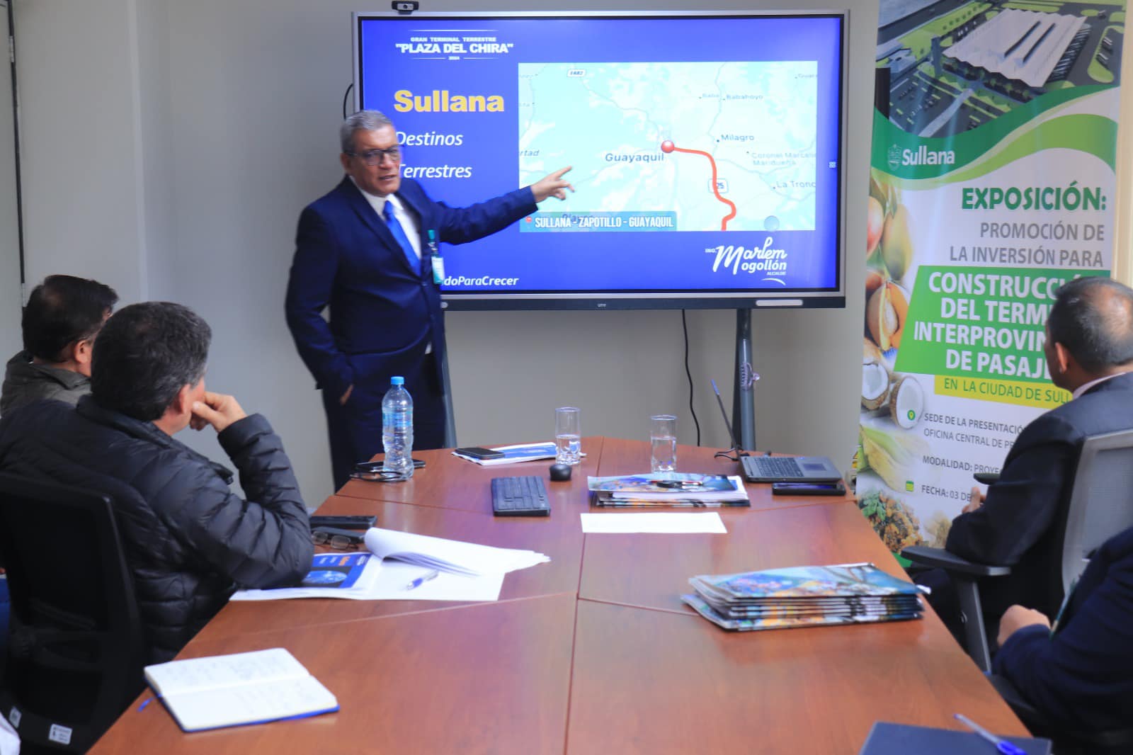 • A través de Proinversión expone iniciativa a inversionistas privados
El alcalde de la Municipalidad Provincial de Sullana, Marlem Mogollón Meca, sustentó hoy una oferta estratégica a inversionistas privados para la construcción de un moderno terminal terrestre internacional denominado “Plaza del Chira”. Este proyecto busca aprovechar la posición privilegiada de Sullana, en el departamento de Piura, como un punto de conexión clave entre el norte del Perú y el sur de Ecuador, así como con importantes polos empresariales de la región.
La iniciativa se está gestionando en colaboración con el equipo de la Dirección de Inversiones Descentralizadas de la Agencia de la Promoción de la Inversión Privada - PROINVERSIÓN, adscrita al Ministerio de Economía y Finanzas, para ser ejecutada bajo la modalidad proyectos en activos.
En la reunión de trabajo realizada este martes 3 de septiembre, en Lima, el alcalde Marlem Mogollón destacó la ubicación estratégica de Sullana y a través de este terminal se logrará mejorar la conectividad terrestre para facilitar el flujo de bienes y personas. “Este terminal terrestre no solo mejorará la infraestructura de transporte, sino que también fortalecerá el vínculo comercial y cultural con Ecuador, impulsando el crecimiento económico y las oportunidades de inversión en la región Piura”, acotó.
De acuerdo a la propuesta, el gobierno local pone a disposición un área municipal de 5.8 hectáreas del excampo ferial, donde se concentraría el flujo de empresas de transportes que cubren las rutas interdistritales, interprovinciales, nacional e internacional.
Tres inversionistas se mostraron interesados en esta propuesta bajo la modalidad proyectos en activos, entre ellos los cuales figuran las empresas AV. Proyectos y Construcciones S.A., TERPERÚ S.A. y el Grupo Wong a cargo del Gran Terminal Plaza Norte de Lima.
Con esta propuesta, la Municipalidad de Sullana reafirma su compromiso con el desarrollo económico y social, buscando siempre el bienestar de sus ciudadanos y el progreso sostenible de su provincia.