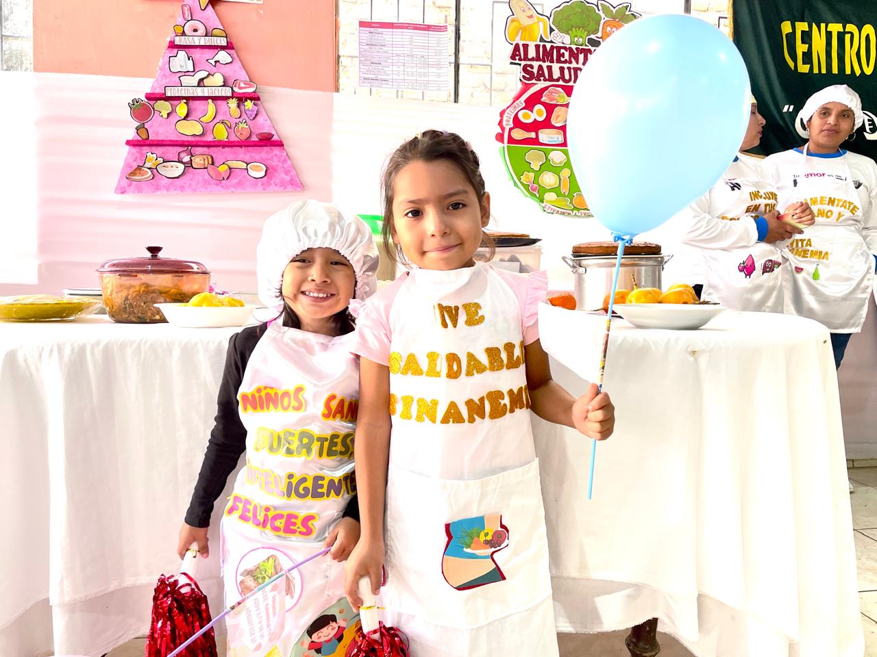 La Municipalidad de Sullana, a través de la subgerencia de Salud, Población y Registro Civil, llevó a cabo una exitosa Sesión Demostrativa de Alimentos Ricos en Hierro para Niños Menores de 3 Años, Gestantes y Lactantes en el Salón Comunal del A.H. Santa Teresita con el objetivo de promover la salud y la nutrición.
El evento, dio inicio con la Lic. Melissa Galloza Rivas, jefa del establecimiento, quien recibió a las moradoras del lugar y destacó la importancia del evento para el bienestar de los más pequeños y las mujeres en periodo de gestación y lactancia.
Asimismo, la Srta. Astrid Campos, gestora del Programa Juntos, bridó un mensaje de orientación, explicando el papel crucial de la nutrición en el desarrollo infantil y la salud materna. Posteriormente, la Lic. Ingrid Navarro Reyes, subgerente de Salud, Población y Registro Civil, resaltó el compromiso de la gestión y la voluntad del alcalde Ing. Marlem Mogollón Meca con el mejoramiento de las condiciones de vida de la provincia.
Por su parte, las internas de enfermería del establecimiento de salud de Santa Teresita realizaron una demostración de lavado de manos, enfatizando la importancia de esta práctica para la prevención de enfermedades. Además, se ofreció una charla sobre los conceptos de anemia, los riesgos en gestantes y los alimentos saludables, a cargo de las internas de obstetricia en coordinación con la Lic. Johany Palacios Herrera.
Además, la Lic. Irma Bautista presentó información sobre la alimentación saludable para niños menores de 3 años, proporcionando pautas prácticas para los padres y/o apoderados. También, se realizó una escenificación del dúo Pimpinela, formado por las internas de enfermería y obstetricia, motivando de esta manera al público.
La sesión incluyó una presentación de platos ricos en hierro, elaborados por los actores sociales de visitas domiciliarias. Aquí los asistentes pudieron disfrutar de una variedad de deliciosas y nutritivas opciones, incluyendo: Chanfainita de bofe, tallarín verde con espinaca y hígado, papa rellena con sangrecita, menestra de plátano, mousse de sangrecita, higadito de pollo, queque de zanahoria, pescado frito, chicha morada, tallarín con atún, mazamorra morada, chufla, puré de papa, crema de verduras, gomitas de frutas y sangrecita, puré de manzana y ensalada de frutas.