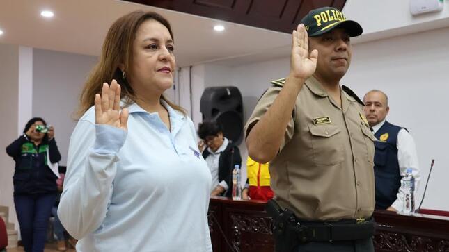 El alcalde provincial de Mariscal Nieto, John Larry Coayla, juramento a nuevos integrantes del comité.