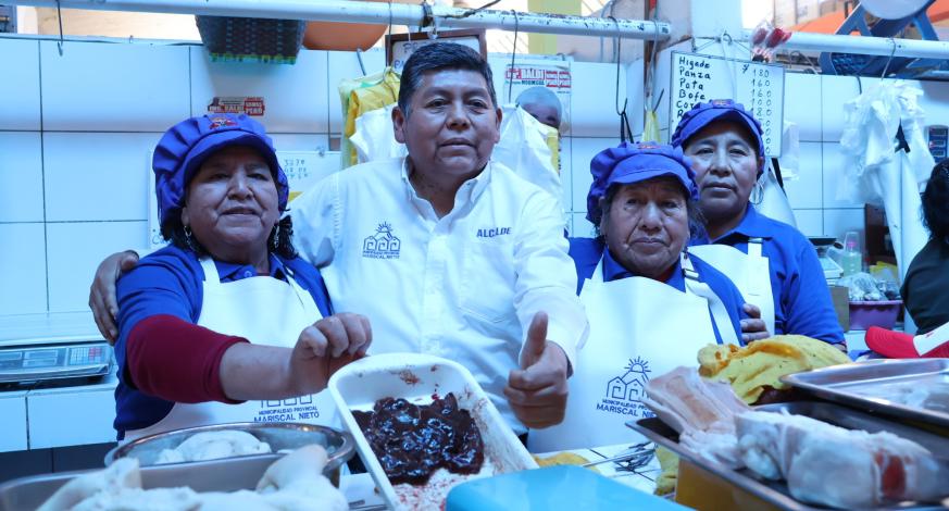 La Municipalidad Provincial de Mariscal Nieto, liderada por el alcalde John Larry Coayla, entregó indumentaria especial a 15 expendedoras de vísceras del Mercado Central, ahora denominadas "Caseritos Superhierro".