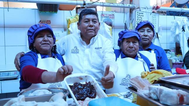 La Municipalidad Provincial de Mariscal Nieto, liderada por el alcalde John Larry Coayla, entregó indumentaria especial a 15 expendedoras de vísceras del Mercado Central, ahora denominadas "Caseritos Superhierro".