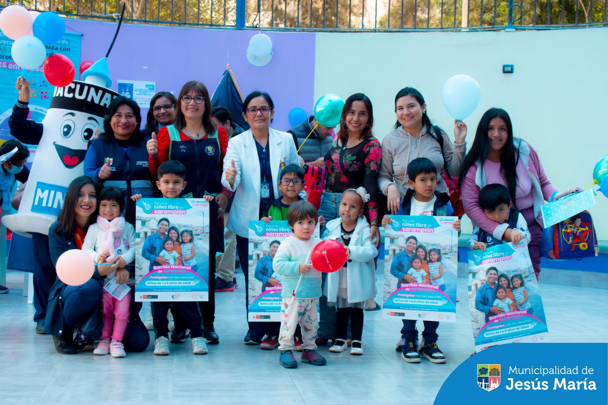 Jesús María se une a la Campaña de Vacunación contra el Sarampión organizada por la Dirección de Redes Integradas de Salud Lima Centro . 💉👧 En esta oportunidad, las brigadas de salud estuvieron presentes en la I.E. Niños de San Judas Tadeo para proteger a los más pequeños. ¡Porque la prevención es clave! 💪
💙 Agradecemos a todos los padres y madres que se sumaron a esta gran jornada por el bienestar de sus hijos.