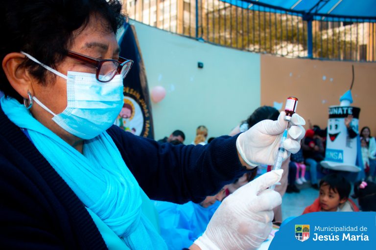 Jesús María se une a la Campaña de Vacunación contra el Sarampión organizada por la Dirección de Redes Integradas de Salud Lima Centro . 💉👧 En esta oportunidad, las brigadas de salud estuvieron presentes en la I.E. Niños de San Judas Tadeo para proteger a los más pequeños. ¡Porque la prevención es clave! 💪
💙 Agradecemos a todos los padres y madres que se sumaron a esta gran jornada por el bienestar de sus hijos.