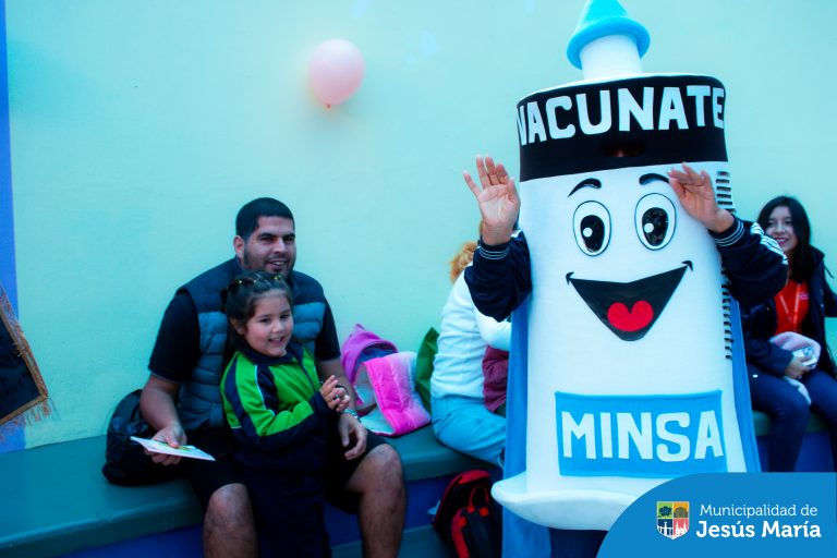 Jesús María se une a la Campaña de Vacunación contra el Sarampión organizada por la Dirección de Redes Integradas de Salud Lima Centro . 💉👧 En esta oportunidad, las brigadas de salud estuvieron presentes en la I.E. Niños de San Judas Tadeo para proteger a los más pequeños. ¡Porque la prevención es clave! 💪
💙 Agradecemos a todos los padres y madres que se sumaron a esta gran jornada por el bienestar de sus hijos.