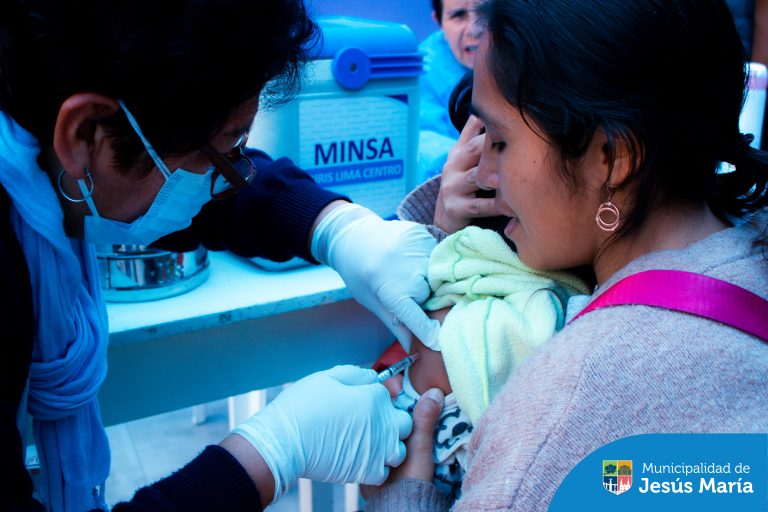 Jesús María se une a la Campaña de Vacunación contra el Sarampión organizada por la Dirección de Redes Integradas de Salud Lima Centro . 💉👧 En esta oportunidad, las brigadas de salud estuvieron presentes en la I.E. Niños de San Judas Tadeo para proteger a los más pequeños. ¡Porque la prevención es clave! 💪
💙 Agradecemos a todos los padres y madres que se sumaron a esta gran jornada por el bienestar de sus hijos.