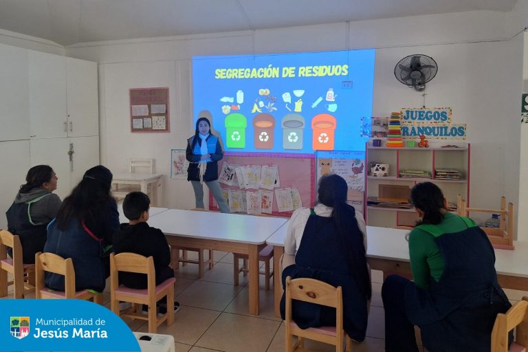 Como parte de las actividades de la Promotoría Ambiental Escolar, visitamos la I.E Niños de San Judas Tadeo para capacitar a sus docentes sobre el cuidado del medio ambiente y fortalecer el liderazgo ambiental en sus aulas. 
Cada acción cuenta, y con el apoyo de los profesores, formaremos a una nueva generación de líderes comprometidos con la sostenibilidad.