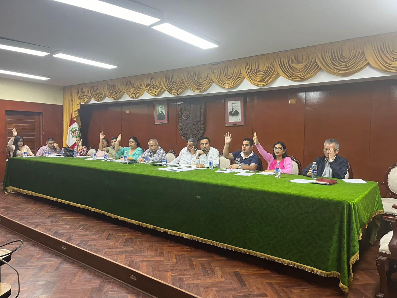 El Concejo Municipal, presidido por el alcalde Marlem Mogollón, aprobó el 9 de septiembre una serie de medidas urgentes para reforzar la seguridad. Entre ellas, los regidores aprobaron por unanimidad solicitar al Gobierno la declaratoria de estado de emergencia por 60 días para fortalecer la labor policial, que ha sido superada por la delincuencia.
Asimismo, se pidió la intervención de las Fuerzas Armadas. Además, se exige al Ejecutivo dotar a la policía de recursos logísticos y fortalecer el Ministerio Público con más fiscales y una mejor Unidad de Flagrancia para sancionar rápidamente a los delincuentes.
En cuanto a medidas preventivas, el Concejo acordó modificar la Ordenanza Municipal N° 027-2008/MPS, limitando la venta de alcohol hasta las 12 de la noche durante 90 días, para reducir los incidentes violentos asociados al consumo nocturno de bebidas alcohólicas.
Asimismo, se prohibió el uso de cascos que cubran completamente el rostro de los motociclistas, y se estableció que solamente se podrá utilizar cascos que dejen el rostro y la nuca al descubierto, dado que muchos sicarios operan cubriéndose completamente el rostro en motocicletas.
Finalmente, se acordó prohibir que dos personas viajen en una misma moto lineal, con el objetivo de reducir los delitos cometidos bajo esta modalidad.
