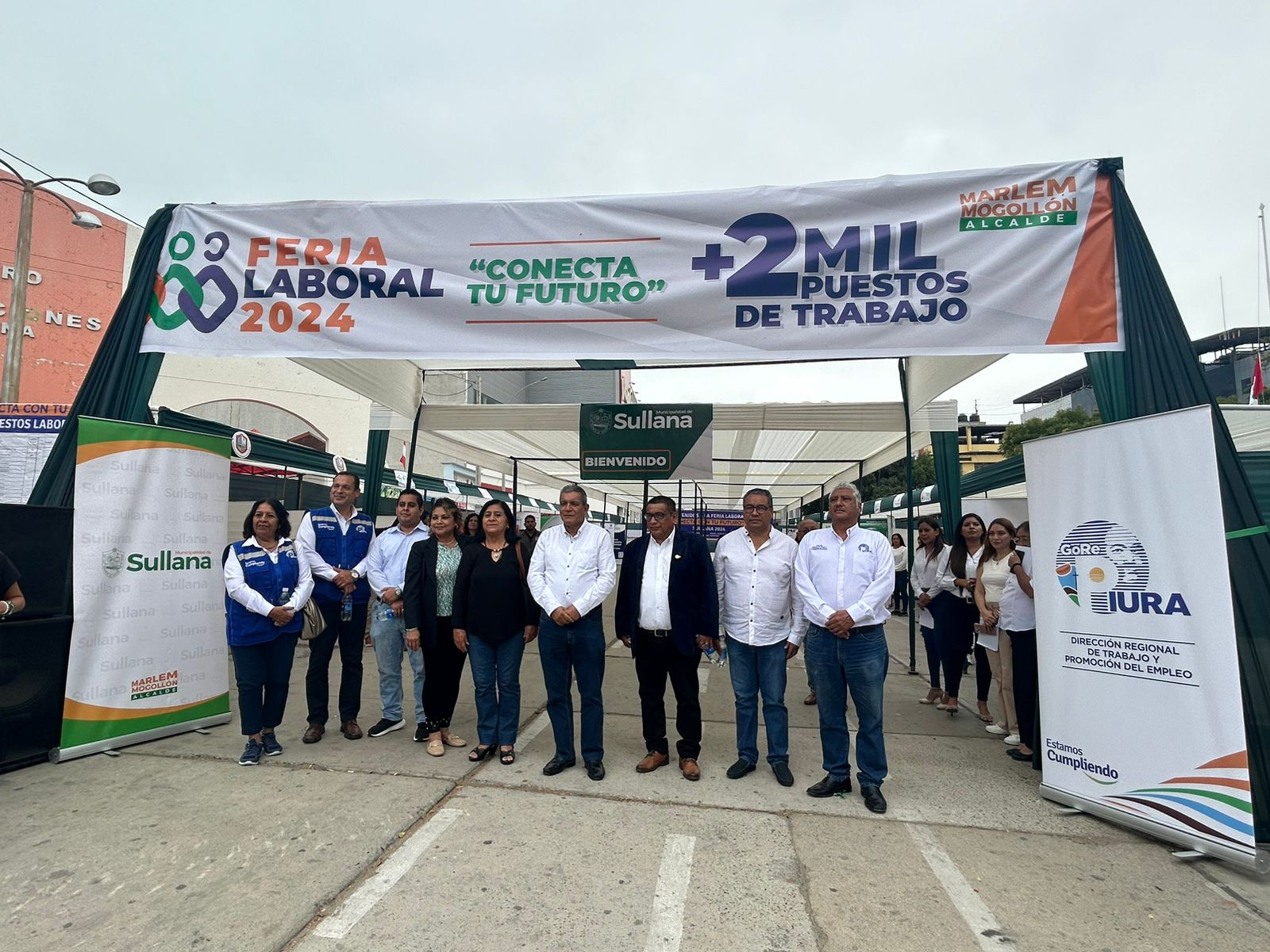 Miles de sullaneros se congregaron hoy viernes 13 de septiembre en la Plaza de Armas de Sullana para participar en la Gran Feria Laboral “Conecta con tu Futuro Sullana 2024”, inaugurada por el alcalde Ing. Marlem Mogollón Meca. Durante la feria, 26 empresas locales y regionales ofrecieron más de 2,800 oportunidades laborales, reafirmando el compromiso de la gestión municipal de promover empleo digno en coordinación con el Centro de Empleo y la Dirección Regional de Trabajo y Promoción del Empleo.
El alcalde Mogollón felicitó a los jóvenes que acudieron a la feria y agradeció el respaldo del Gobierno Regional y las empresas participantes. "Para que haya empleo, necesitamos seguridad ciudadana, y en eso estamos trabajando arduamente con la Policía y otros sectores del Estado", afirmó.
La Gerente de Desarrollo Económico, Koritza Pérez de Lama, destacó la importancia de este evento, organizado de manera articulada con la Dirección Regional de Trabajo. Por su parte, el Director Regional de Trabajo, Abog. Jorge Olaya Ramos, felicitó los esfuerzos de la gestión del alcalde y anunció que seguirán realizando más ferias para fomentar el empleo.
Empresas como Empafrut, Procesadora Mejía, Agrofrutos Trading, Dollarcity, Agrícola Chira, Pachamama Farms, Tallanes Parckers, Biofruit, Ukary, Tio Jhony, Evolución Perú Comunicaciones, Set Perú Holding, entre otras, participaron con ofertas laborales para profesionales, técnicos y operarios.
También estuvieron presentes autoridades locales y regionales, como el presidente de la Comisión de Desarrollo Económico, Diego Pulache Celi, la regidora Melva Criollo Ramaycuna, el Gerente Municipal, Abog. Danilo Calle Castillo. Por parte del Gobierno Regional la directora de Promoción del Empleo y Capacitación Laboral, Ana Castillo Campos; el Sub Gerente de Desarrollo Social del GORE, Domingo Peña Iparraguirre; y el Econ. Juan Carlos Lama López, Jefe de la Zona de Trabajo.