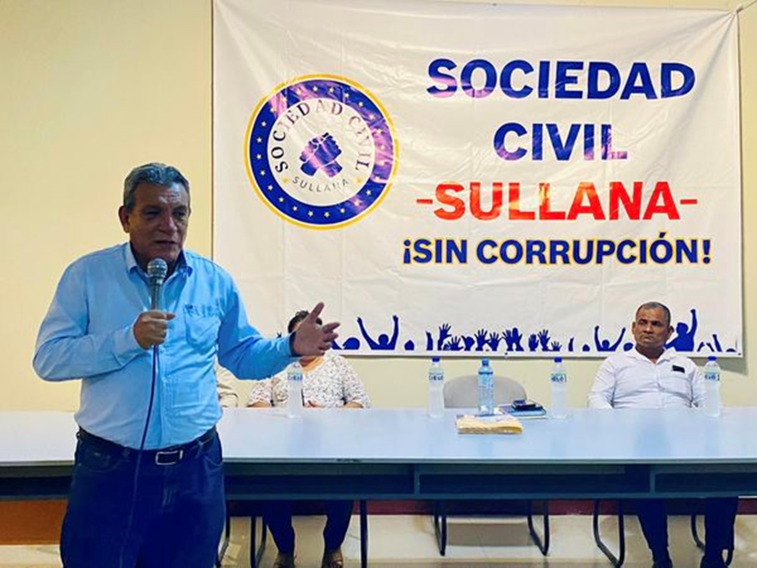 Este sábado 14 de septiembre, en el salón Víctor Borrero Vargas, se llevó a cabo la ceremonia de entrega de certificados a más de 40 participantes que completaron el Taller de Capacitación en Deberes y Derechos Ciudadanos, realizado desde el 20 de julio.
Los talleres, organizados en conjunto entre la sociedad civil del Asentamiento Humano La Videnita y la Subgerencia de Participación Vecinal, brindando formación en temas esenciales para el fortalecimiento comunitario, como seguridad ciudadana, educación, proyectos de inversión ciudadana, liderazgo, salud ambiental y justicia.
Durante la ceremonia, el alcalde de Sullana, Ing. Marlem Mogollón, destacó la importancia de estas capacitaciones para el crecimiento y empoderamiento de la ciudadanía. En su discurso, Mogollón subrayó que "fortalecer la conciencia cívica y los conocimientos sobre nuestros derechos y deberes es clave para construir una comunidad más justa y segura". Además, tomó juramento al Comité Central de la Sociedad Civil “Sullana Sin Corrupción“, con el objetivo de fortalecer la transparencia en cualquier acto de corrupción que se presente dentro de las organizaciones sociales.
Por su parte, el Sub Gerente de Participación Vecinal, Lic. Carlos Cerro, expresó que, a través de este tipo de iniciativas, el objetivo es de impulsar una ciudadanía informada y activa, promoviendo el desarrollo integral. Además, en coordinación con la sociedad civil, se realizarán nuevos talleres para incluir a más asentamientos humanos y sectores vulnerables.
La jornada concluyó con la entrega de certificados, reafirmando el esfuerzo colaborativo entre la municipalidad y los ciudadanos para continuar trabajando por un futuro más justo y equitativo para Sullana.