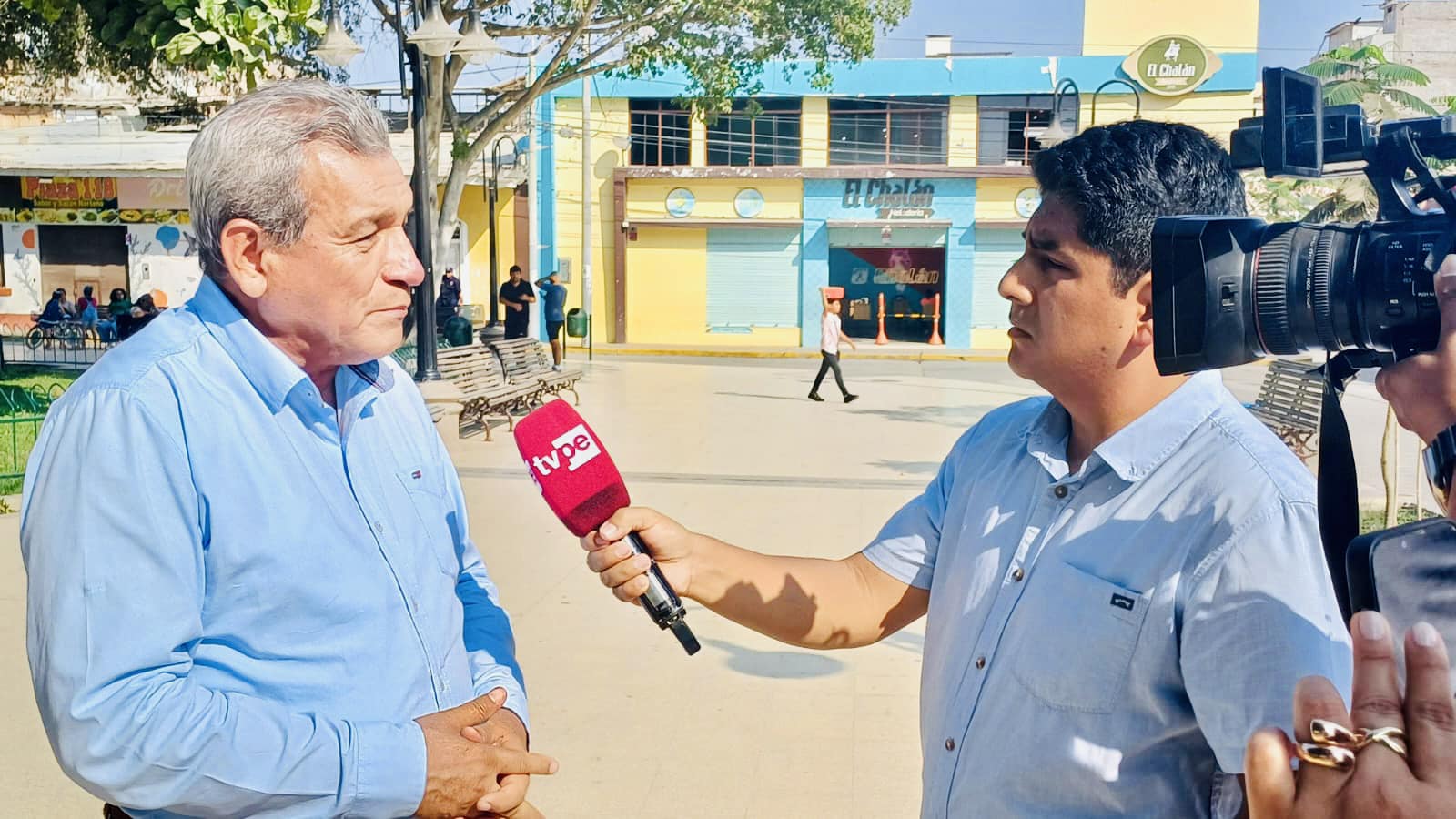 El alcalde de Sullana y miembro del Consejo de Recursos Hídricos, en representacion de los Gobiernos Locales, Ing. Marlem Mogollón Meca, ha solicitado al Gobierno Central declarar estado de emergencia en la región Piura, debido al eminente déficit hídrico que está afectando a los agricultores y poniendo en riesgo la produccion agricola y la economía de la provincia.
Según el informe técnico del Grupo PADH y del Proyecto Especial Chira-Piura, el volumen de agua disponible ha reducido a niveles históricos bajos, y la situación podría empeorar en los próximos meses, por el bajo caudal que ingresa al reservorio de Poechos, como producto de la ausencia de lluvias en la parte alta de la cuenca. Situación que se presenta tambien en las diferentes áreas hidrograficas de la región, inclusive en la amazonía.
“El déficit hídrico que enfrentamos es alarmante. Los caudales del río Chira, que abastecen a nuestros agricultores, están en su punto más bajo desde hace más de dos décadas. Esta situación no solo perjudica a la agricultura, sino también, el desarrollo económico de toda la provincia y la región. Por eso, es urgente que el Ejecutivo declare la emergencia hídrica, lo que nos permitirá implementar medidas de apoyo inmediatas para proteger a nuestros agricultores. Se requiere acciones que garanticen una adecuada situación económica y financiera para los agricultores afectados como consecuencia de este déficit hídrico en la Región”, señaló Mogollón.
El alcalde propone que, de aprobarse la declaratoria de emergencia, tambien se ejecuten medidas como la optimización del uso del agua, garantizando una distribución equitativa y eficiente para la superficie cultivada, además de implementar un plan de riego ajustado a la crisis hídrica actual. También plantea el fortalecimiento del asesoramiento técnico a los agricultores para que adopten tecnologías de riego más eficientes y la promoción de acuerdos entre los usuarios para reducir las demandas de agua, asegurando que la producción agrícola y el abastecimiento de agua para la población no se vean comprometidos.
Mogollón enfatizó que esta medida no solo beneficiaría a los agricultores, sino que protegería el desarrollo económico de Sullana y la región Piura en general, ya que la agricultura es una de las principales actividades productivas. “Debemos proteger a nuestros agricultores, porque de ellos depende el sustento de miles de familias y la estabilidad económica de nuestra provincia. La falta de agua pone en riesgo la producción de alimentos y el empleo, por lo que es fundamental tomar decisiones rápidas y firmes”, agregó.
El informe técnico del Grupo PADH concluye que las lluvias en la región continuarán siendo inferiores a lo normal en los próximos meses, y que las reservas de agua seguirán disminuyendo. Por ello, el alcalde instó a las autoridades regionales y nacionales a actuar de manera inmediata y coordinar esfuerzos para mitigar el impacto de esta crisis.
Es necesario optar políticas de estado que contribuyan a mejorar la gestión del agua, como ampliar la capacidad de almacenamiento del recurso hídrico; una célula de cultivo acorde con la condiciones climatológicas, tecnologías de produccion y capacidades de los agriculores, segun las exigencias del mercado nacional e internacional.
“Importante considerar se institucionalice un programa agresivo de reforestación y otras acciones, que conlleve a ampliar y mejorar la cosecha del agua. No podemos seguir siendo vulnerables ante años muy húmedos y años muy secos como el actual”; finalizó Marlem Mogollón.