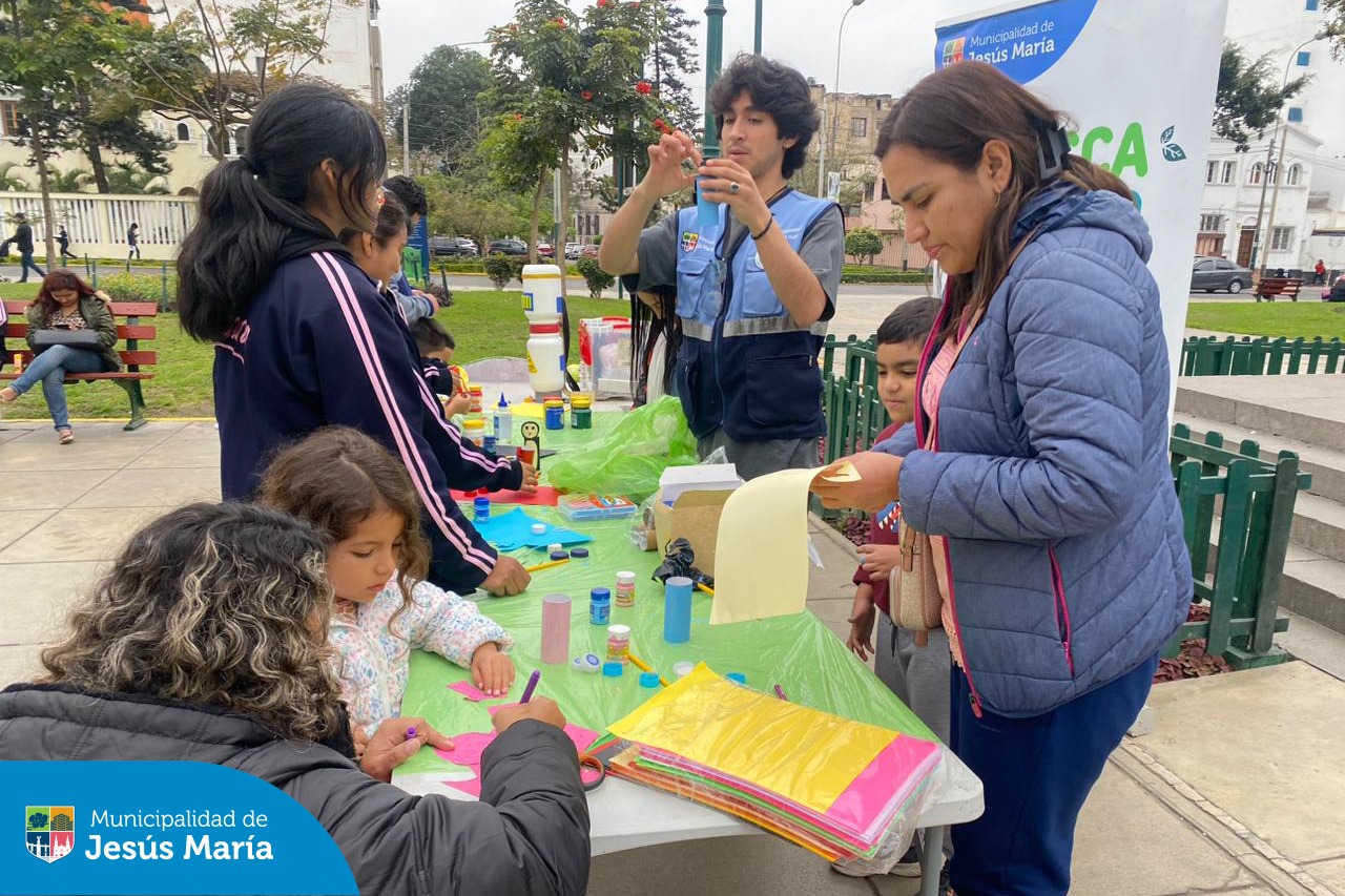 Con el objetivo de fomentar valores hacia el cuidado y protección de nuestro planeta  se realizó una nueva edición de EDUCCA en el Parque Cáceres.
No se pierdan la próxima edición este miércoles 25 en la Plaza San José donde realizaremos el Taller de Agricultura Urbana:  Elaboración de Compost. Inscríbete ingresando a   bit.ly/4d9qqrI. ¡Cupos limitados!