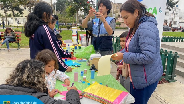 Con el objetivo de fomentar valores hacia el cuidado y protección de nuestro planeta  se realizó una nueva edición de EDUCCA en el Parque Cáceres.
No se pierdan la próxima edición este miércoles 25 en la Plaza San José donde realizaremos el Taller de Agricultura Urbana:  Elaboración de Compost. Inscríbete ingresando a   bit.ly/4d9qqrI. ¡Cupos limitados!