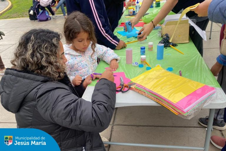 Con el objetivo de fomentar valores hacia el cuidado y protección de nuestro planeta  se realizó una nueva edición de EDUCCA en el Parque Cáceres.
No se pierdan la próxima edición este miércoles 25 en la Plaza San José donde realizaremos el Taller de Agricultura Urbana:  Elaboración de Compost. Inscríbete ingresando a   bit.ly/4d9qqrI. ¡Cupos limitados!