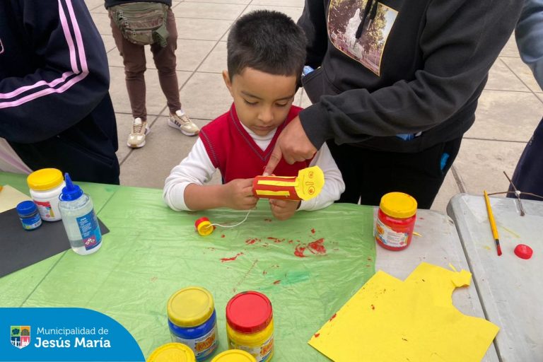 Con el objetivo de fomentar valores hacia el cuidado y protección de nuestro planeta  se realizó una nueva edición de EDUCCA en el Parque Cáceres.
No se pierdan la próxima edición este miércoles 25 en la Plaza San José donde realizaremos el Taller de Agricultura Urbana:  Elaboración de Compost. Inscríbete ingresando a   bit.ly/4d9qqrI. ¡Cupos limitados!