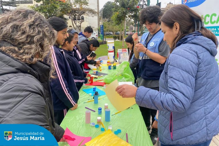 Con el objetivo de fomentar valores hacia el cuidado y protección de nuestro planeta  se realizó una nueva edición de EDUCCA en el Parque Cáceres.
No se pierdan la próxima edición este miércoles 25 en la Plaza San José donde realizaremos el Taller de Agricultura Urbana:  Elaboración de Compost. Inscríbete ingresando a   bit.ly/4d9qqrI. ¡Cupos limitados!