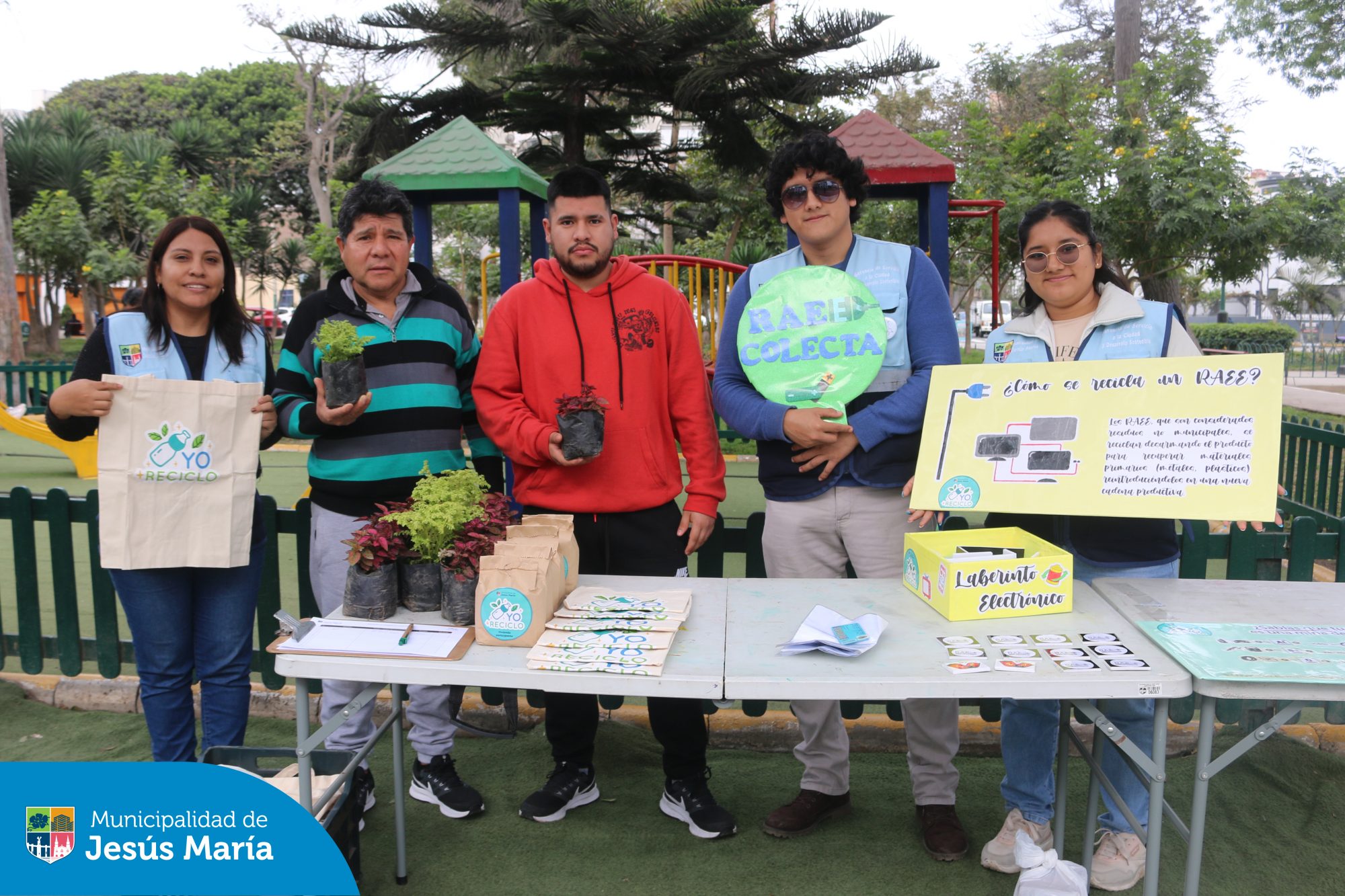 Visitamos el Parque Santa Cruz para capacitar a nuestros vecinos en el cuidado de áreas verdes y reciclaje, y enseñarles cómo desechar correctamente sus aparatos eléctricos en desuso (RAEE). ♻️⚡
Gracias a todos por su participación, seguimos construyendo un distrito comprometido con el planeta y el bienestar de las futuras generaciones.