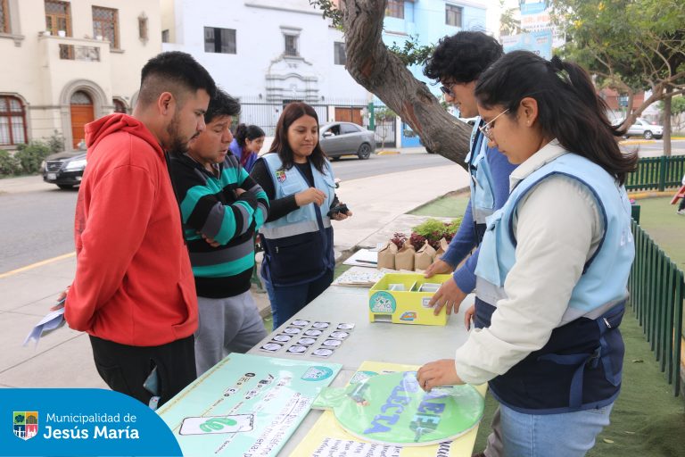 Visitamos el Parque Santa Cruz para capacitar a nuestros vecinos en el cuidado de áreas verdes y reciclaje, y enseñarles cómo desechar correctamente sus aparatos eléctricos en desuso (RAEE). ♻️⚡
Gracias a todos por su participación, seguimos construyendo un distrito comprometido con el planeta y el bienestar de las futuras generaciones.