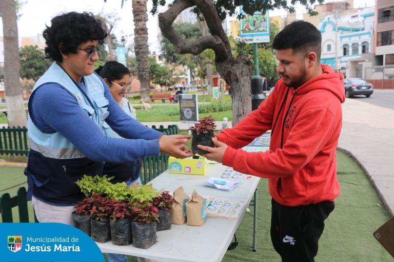 Visitamos el Parque Santa Cruz para capacitar a nuestros vecinos en el cuidado de áreas verdes y reciclaje, y enseñarles cómo desechar correctamente sus aparatos eléctricos en desuso (RAEE). ♻️⚡
Gracias a todos por su participación, seguimos construyendo un distrito comprometido con el planeta y el bienestar de las futuras generaciones.