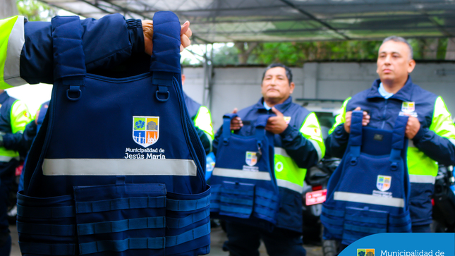 Nuestro alcalde Jesús Gálvez refuerza su compromiso con la seguridad del distrito con la entrega de chalecos antibalas al equipo de Seguridad Ciudadana.  Esta acción es parte de nuestro plan integral de equipamiento, pensando no solo en la seguridad de nuestros agentes, sino también en la tranquilidad de todos los jesusmarianos.