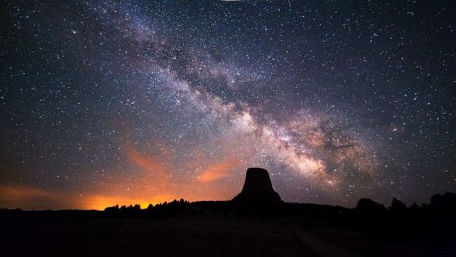Lluvia de estrellas Eta Acuáridas ilumina el cielo sobre las montañas Bear Lodge en Wyoming. 

