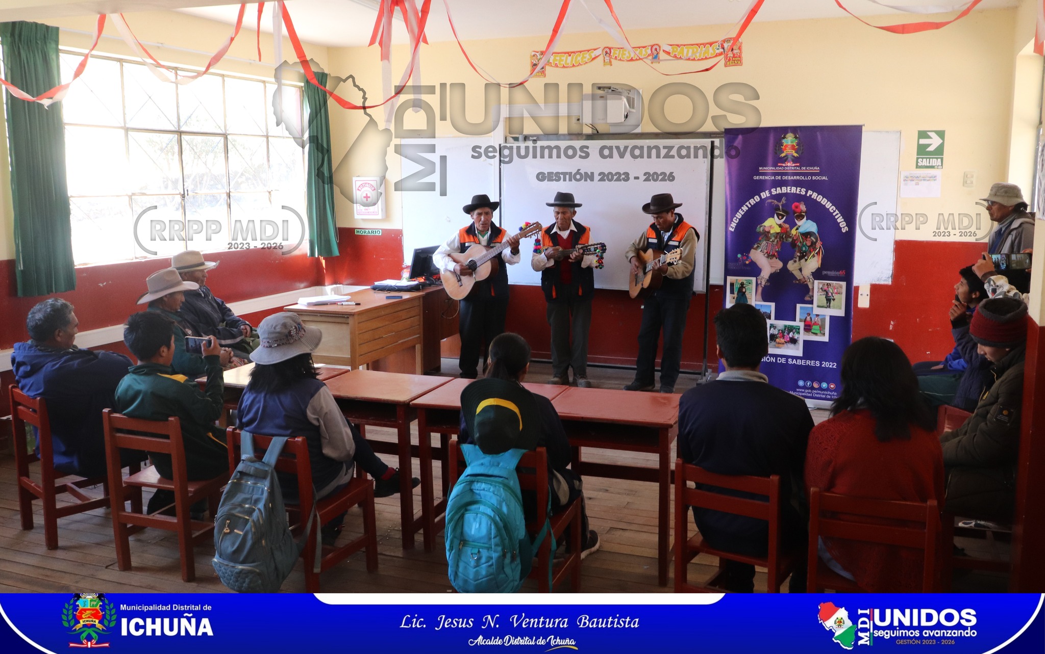 Adultos Mayores del Programa Pensión 65 se proyectaron a la Institución Educativa Cesar Vizcarra Vargas de Crucero