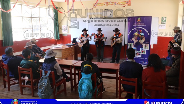 Adultos Mayores del Programa Pensión 65 se proyectaron a la Institución Educativa Cesar Vizcarra Vargas de Crucero