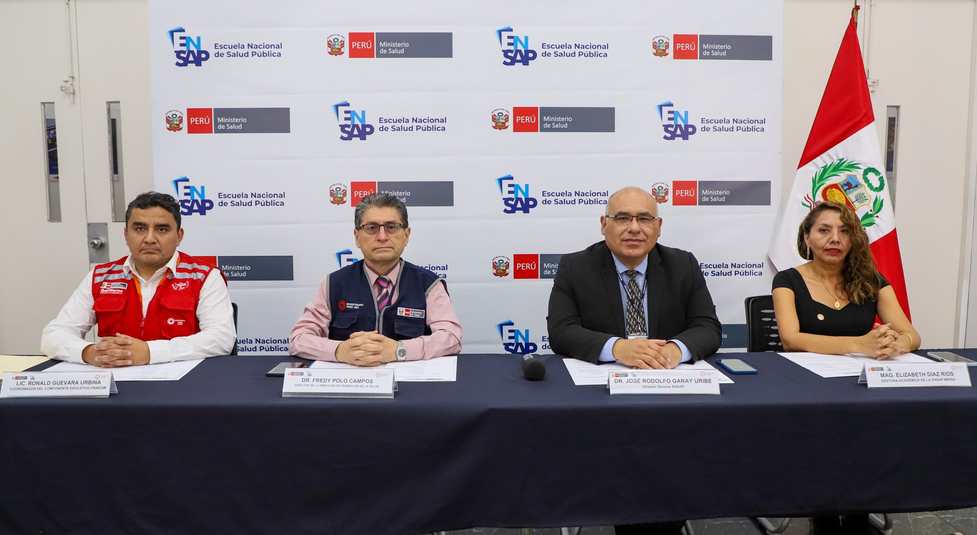 (De izquierda a derecha) Lic. Ronald Guevara Urbina, Coordinador del Componente Educativo del Programa de Alimentación Escolar QALIWARMA; Dr. Fredy Hernán Polo Campos, Director Ejecutivo de Promoción de la Salud del Ministerio de Salud (DPROM); Dr. José Rodolfo Garay Uribe, Director General de la Escuela Nacional de Salud Pública y la Mg. Elizabeth Díaz Ríos, Gestora Académica de la ENSAP.