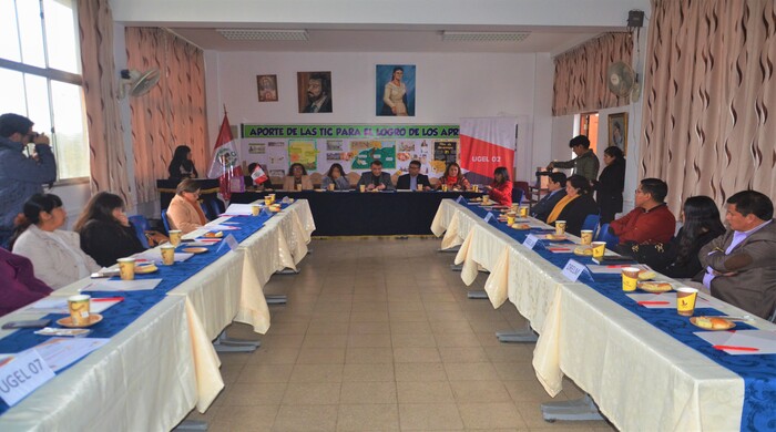 foto de todos los asistentes atentos a una exposición